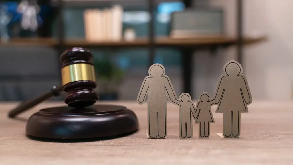 Suite à une enquête similaire, les Pays-Bas ont récemment suspendu toutes les adoptions à l’étranger. Konbini news avec AFP - Lila Blumberg.