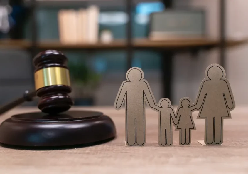 Suite à une enquête similaire, les Pays-Bas ont récemment suspendu toutes les adoptions à l’étranger. Konbini news avec AFP - Lila Blumberg.
