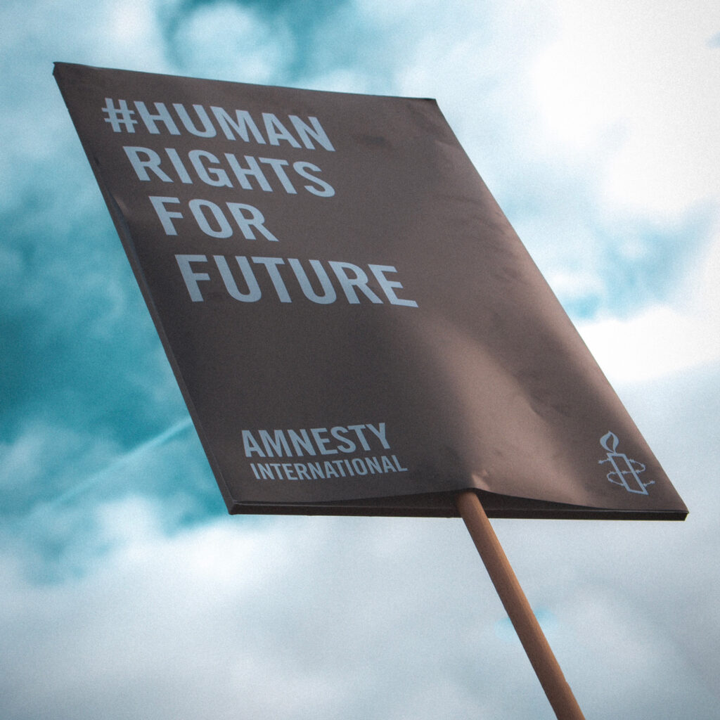 Aujourd’hui un collectif s’interroge sur les conditions de certaines adoptions. Français du monde-adfe.